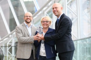 Conference co-chairs Simon Elliott, Tyndall National Institute of Ireland (left) and Jonas Sundqvist, Lund University of Sweden (right) acknowledge Suvi Haukka from ASM International N.V. (center) as recipient of the "ALD Innovation Prize" at the 16th International Conference on Atomic Layer Deposition (ALD 2016) held last month in Dublin, Ireland. (Source: ALD 2016)